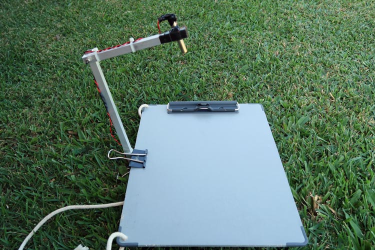 横から見た赤色照明のアーム部