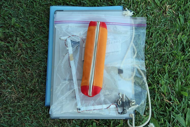 赤色照明付きの画板（収納状態）