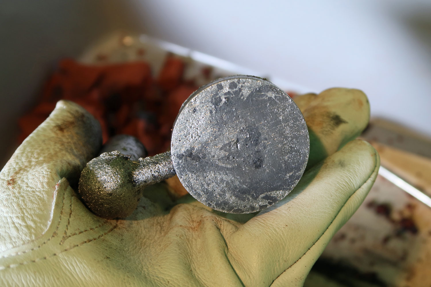 砂型から鋳物の取り出し