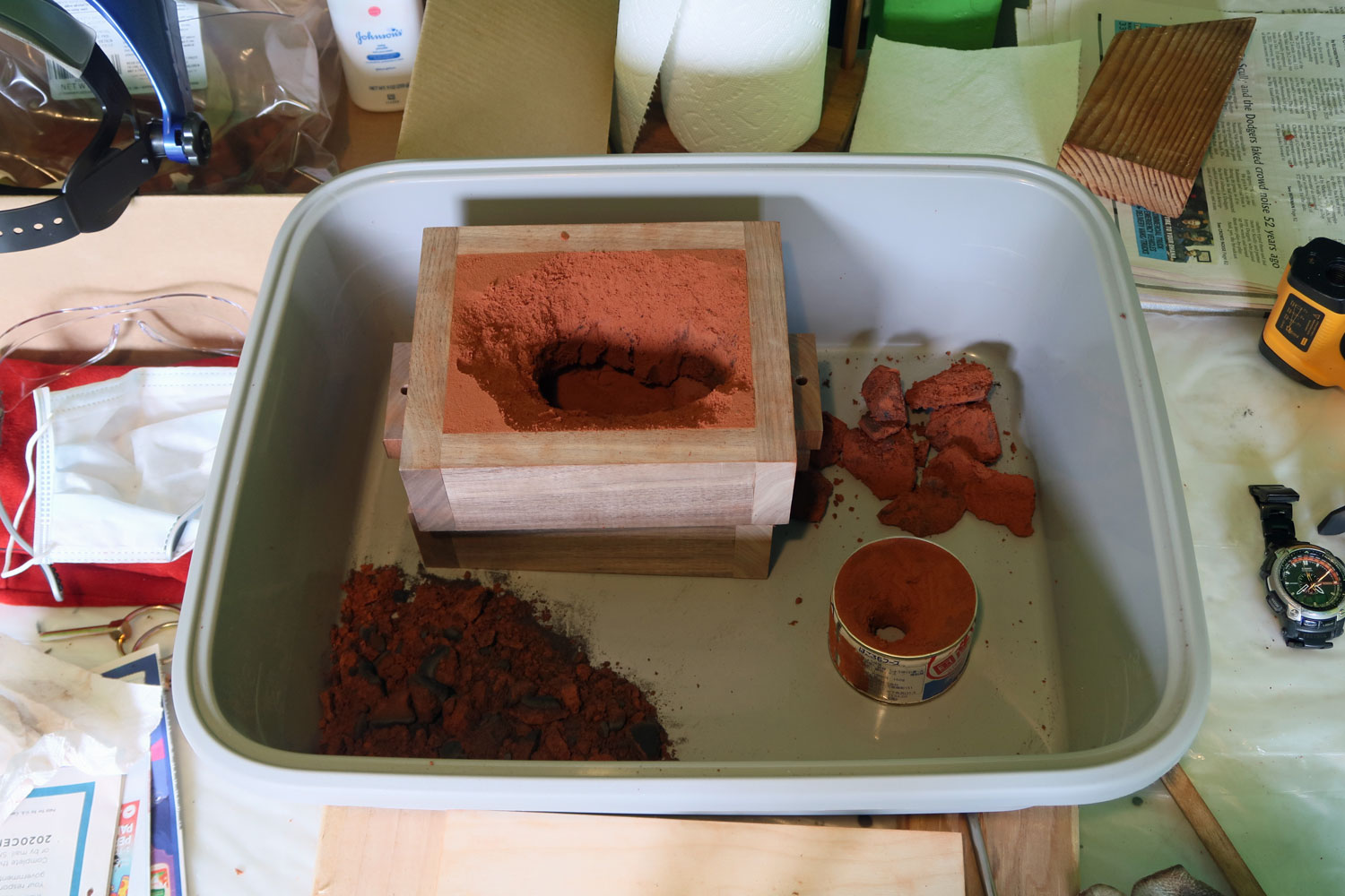 砂型から鋳物の取り出し