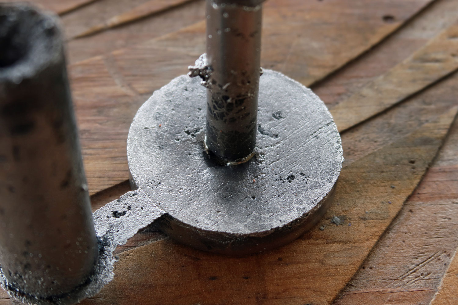 砂型から鋳物の取り出し